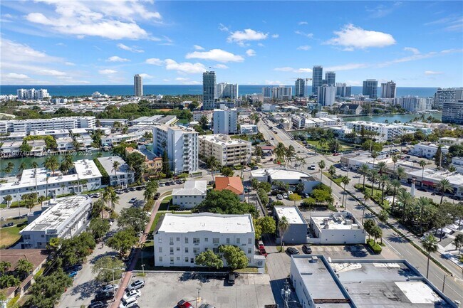 Building Photo - 924 Marseille Dr