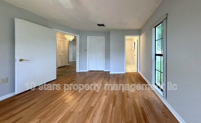 Building Photo - 601 Stone Dr