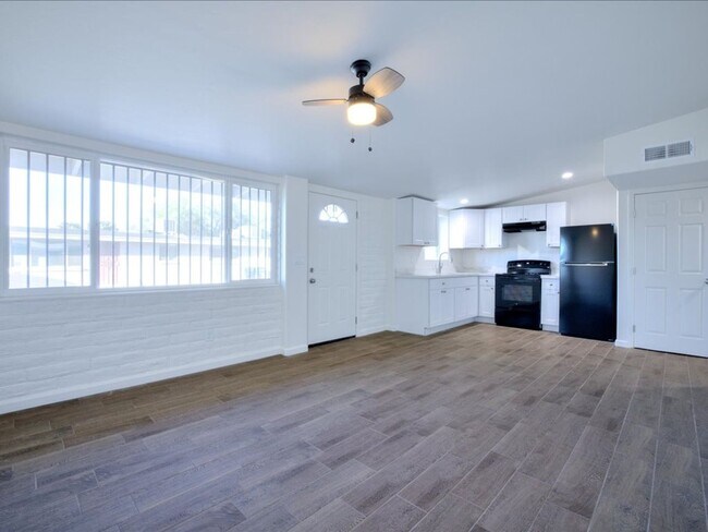 Building Photo - Beautifully Updated 1 Bedroom Home – Ready...