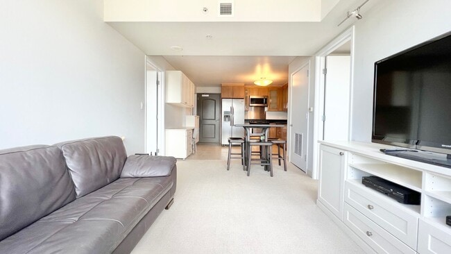 Building Photo - 2 BEDROOM HIGH FLOOR UNIT IN KAKAAKO