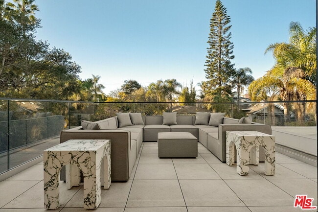 Building Photo - 738 Palms Blvd