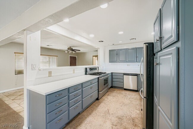 Building Photo - 571 Blackmore Dr
