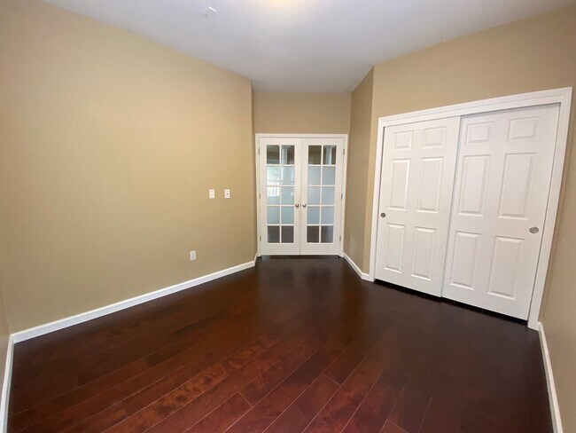 Building Photo - Beautiful 5 Bedroom Home!