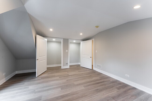 Building Photo - 1725 N Honore St