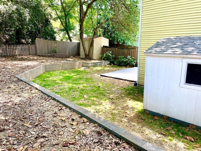 Building Photo - Welcome to this charming 3-bedroom, 2.5-ba...