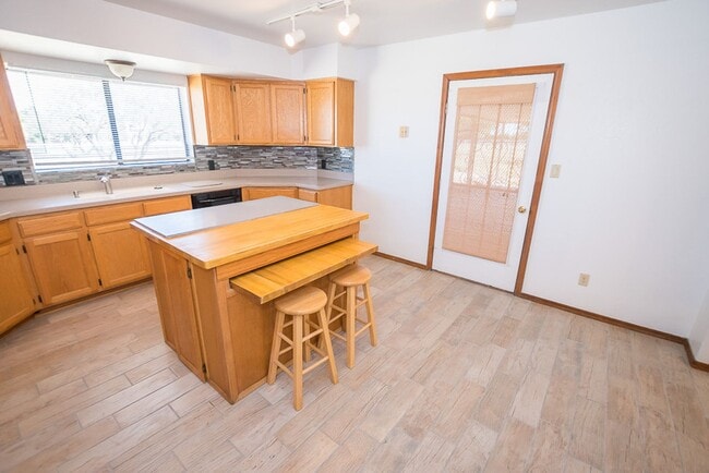 Building Photo - Large Home in Quiet Area, 3 Bedroom, 2 Bat...