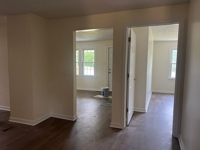 Building Photo - Very Nice 4 bedroom near Tri Cities Airpor...