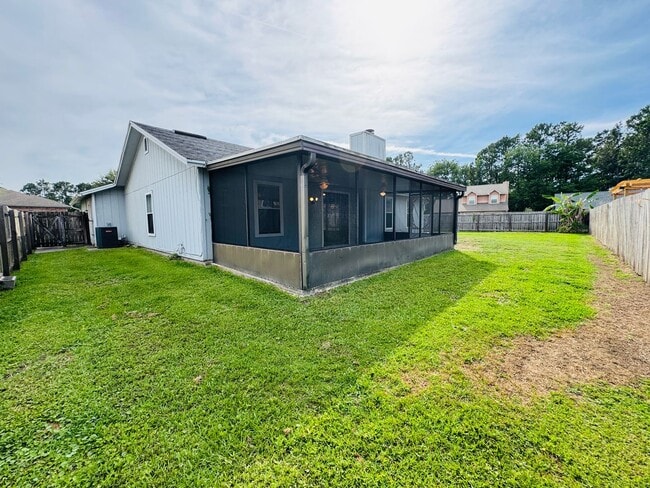 Building Photo - Charming 3 Bedroom, 2 Bath Home with Fence...