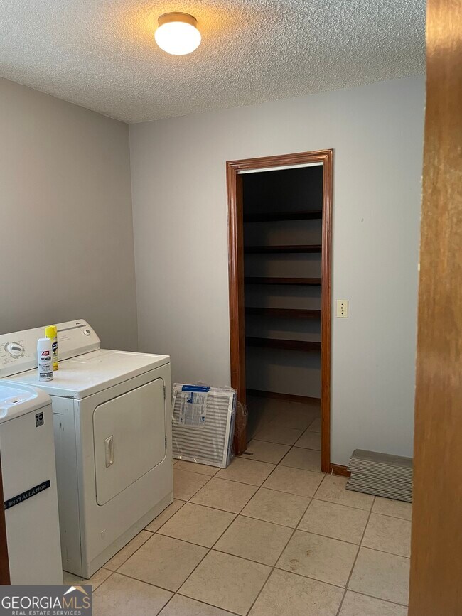 Building Photo - 211 N Woodvalley Dr