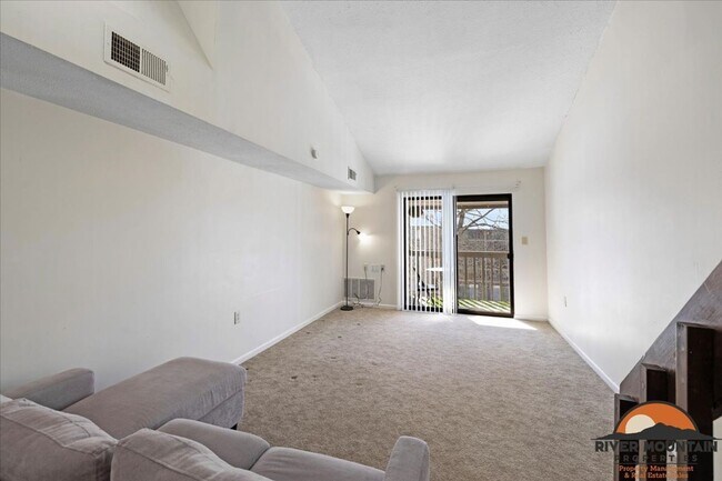 Building Photo - Large Efficiency minutes from Virginia Tech