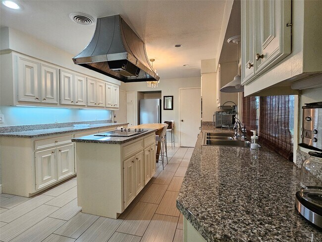 Building Photo - 5203 Chesapeake Way