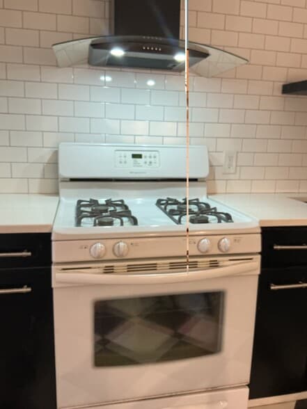 Gas range with self cleaning oven - 45 Elm St