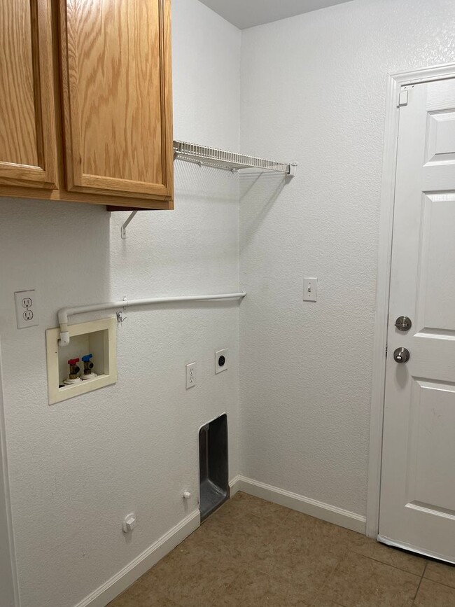 Building Photo - MOVE-IN READY – THIS ONE WILL GO FAST!