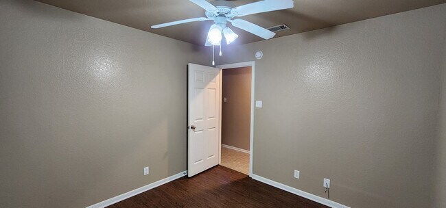 Building Photo - 3 Bedroom 2 Bath off Clear Creek Viewable ...
