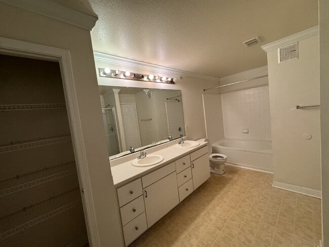 Building Photo - 217 Woodlake Wynde
