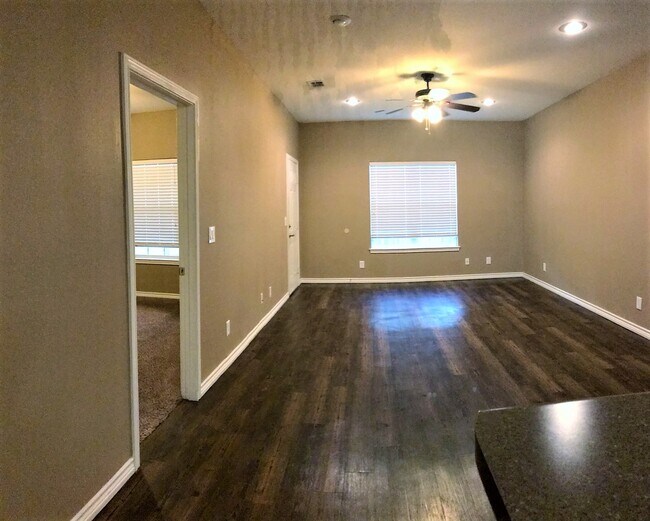 Building Photo - 4245 Castlegate Dr