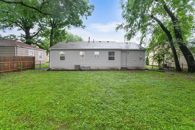 Building Photo - 9008 E Gregory Blvd