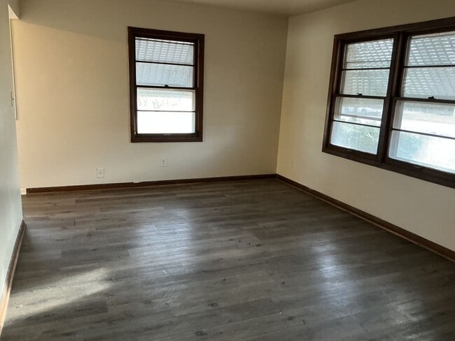 Building Photo - Comfortable 3 BR Single Family Home