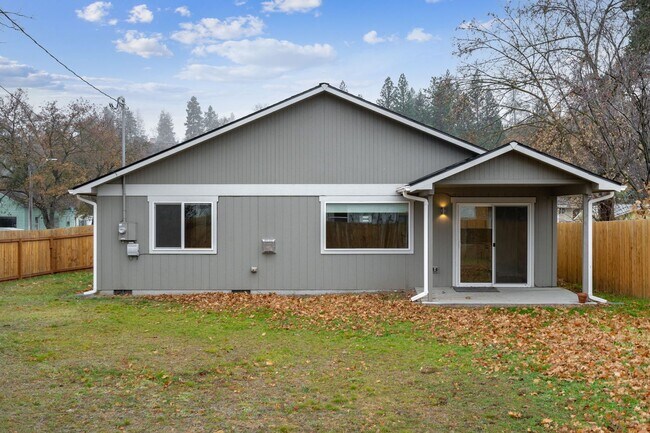 Building Photo - Gorgeous Three Bedroom/Two Bathroom