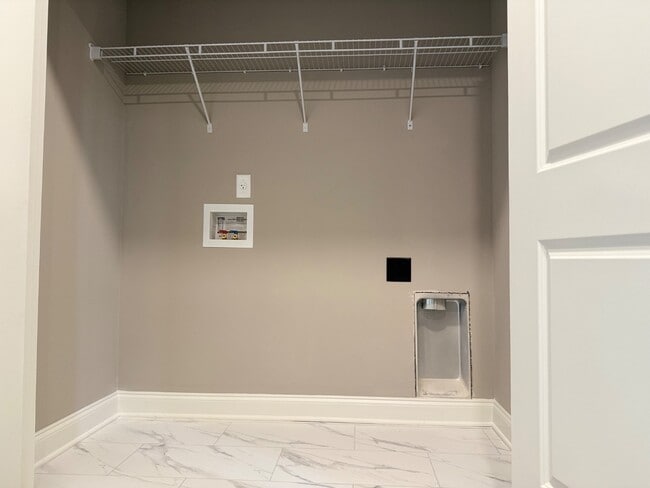 Building Photo - 4389 Ravenwood Park W