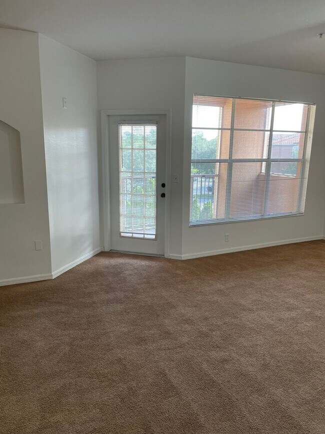 Building Photo - Luxury property. One bedroom condo