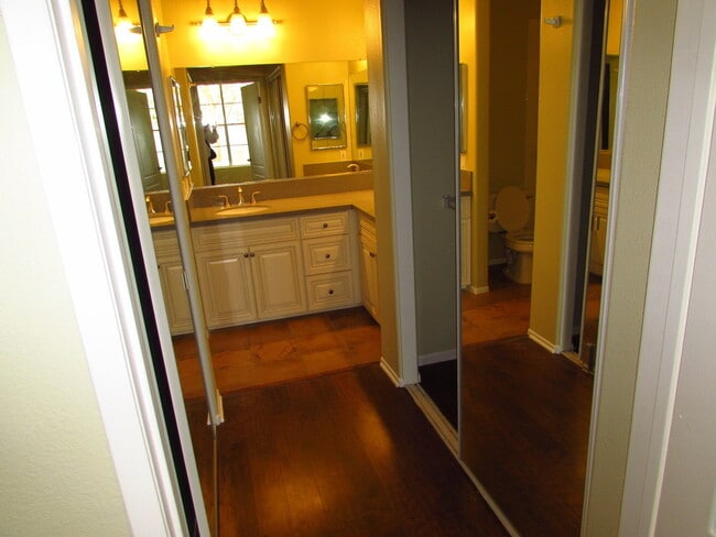 Building Photo - Downstairs 2 bedroom condo in great location