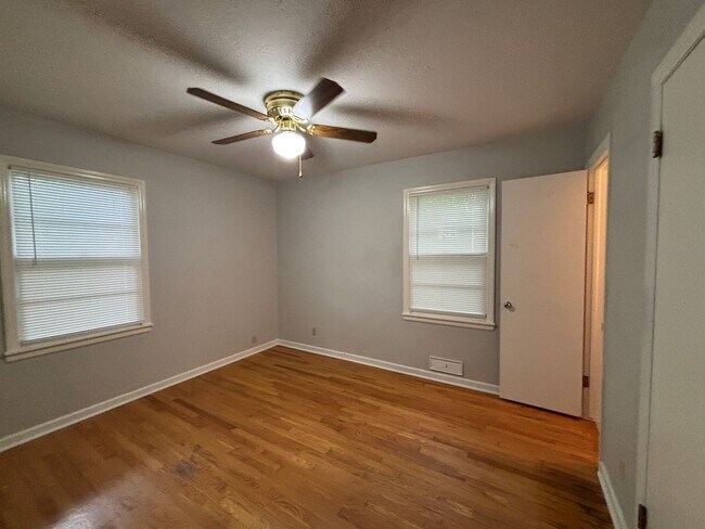 Building Photo - 3 BR / 1.5BA | Spacious Single Family Home | 1-Car Garage | Large backyard!