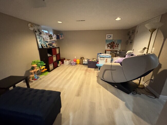 Building Photo - "Experience Elegant Living: 4-Bed Home with Granite Touches & Cozy Fireplace in Cottage Grove!"