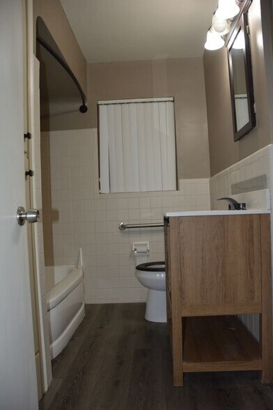 Building Photo - 24271 Kenosha St