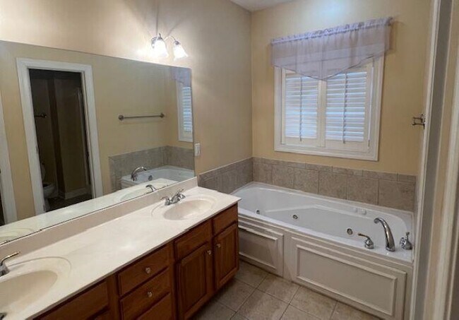 Building Photo - 2708 Pointe Ct