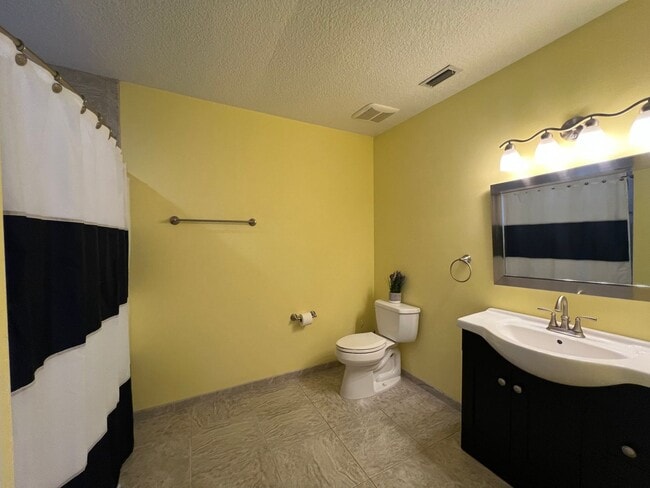 Building Photo - Spacious Efficiency _ In Law Suite_ Fort Pierce