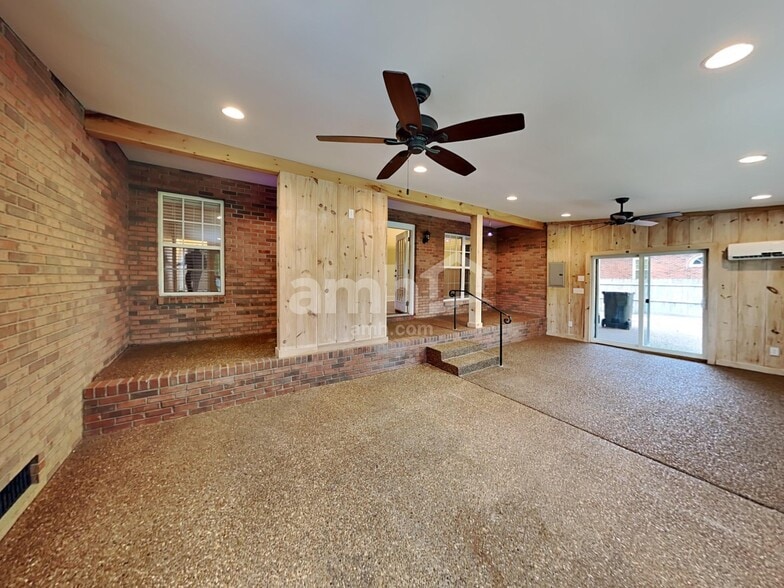 Building Photo - 1084 Pinehurst Dr