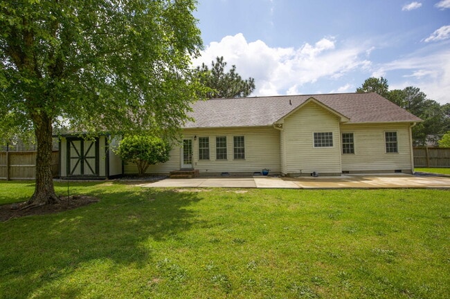 Building Photo - 102 Willow Creek Ln