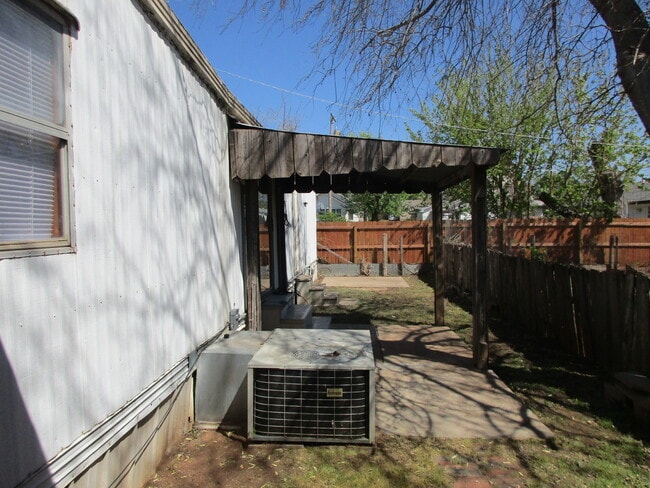 Building Photo - 2 bedroom 1.5 bath with Covered Deck and C...