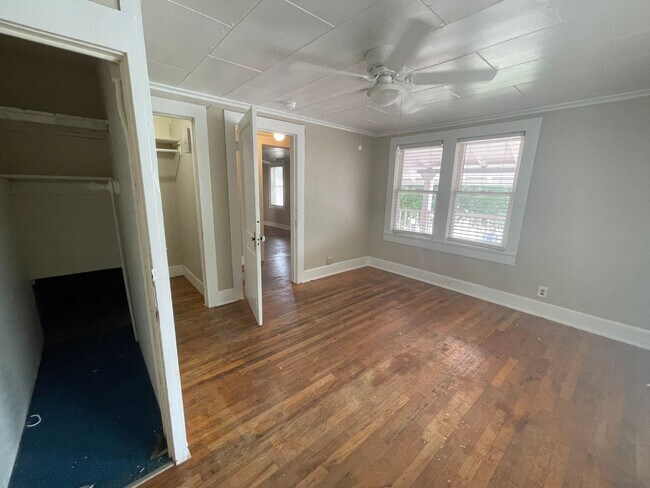 Building Photo - Simply the BEST! Adorable 1 Bedroom/1 Bath...