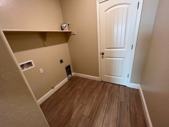 Building Photo - Beautiful 4 Bedroom 2 Bathroom Home in SE Visalia with Solar and Yard Care!