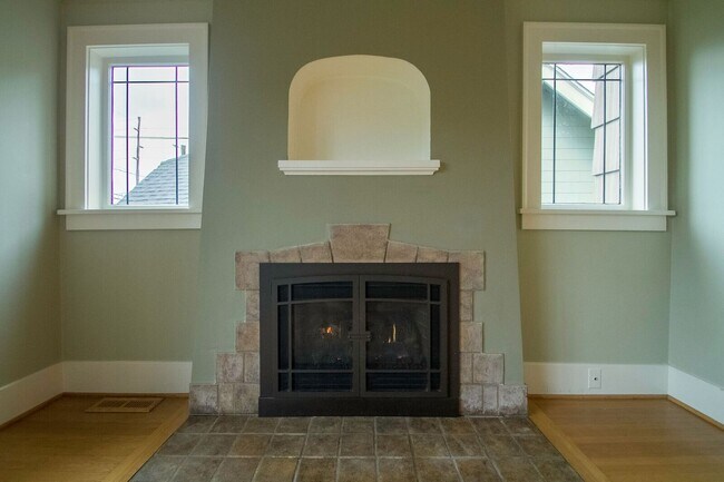 Building Photo - Beautiful Maple Leaf Home