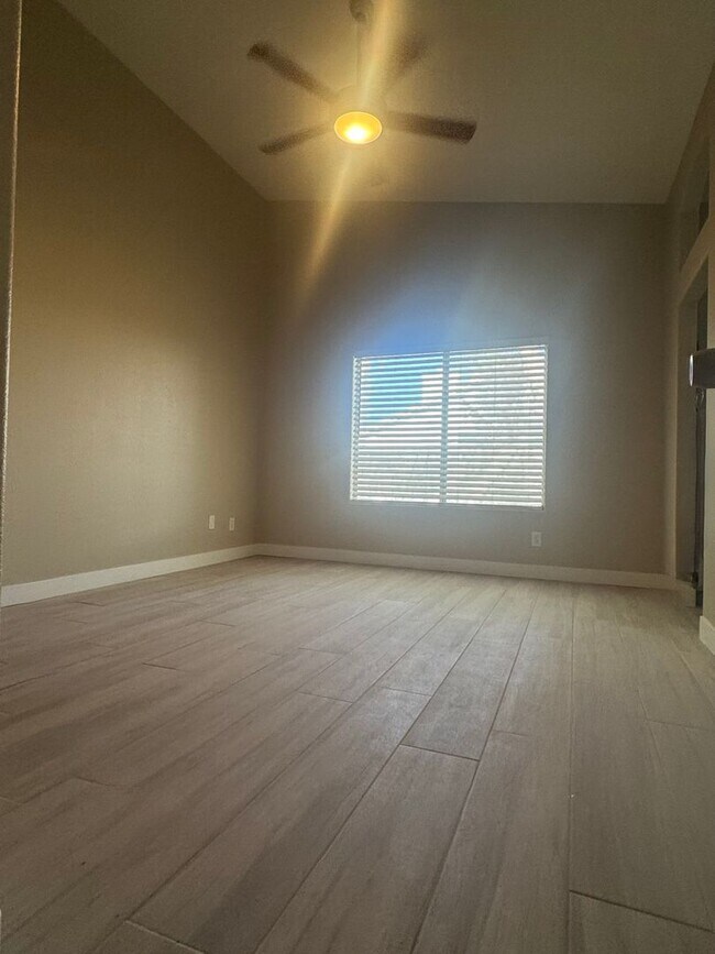 Building Photo - Singel story home, 3br, 2bth, 2cg.