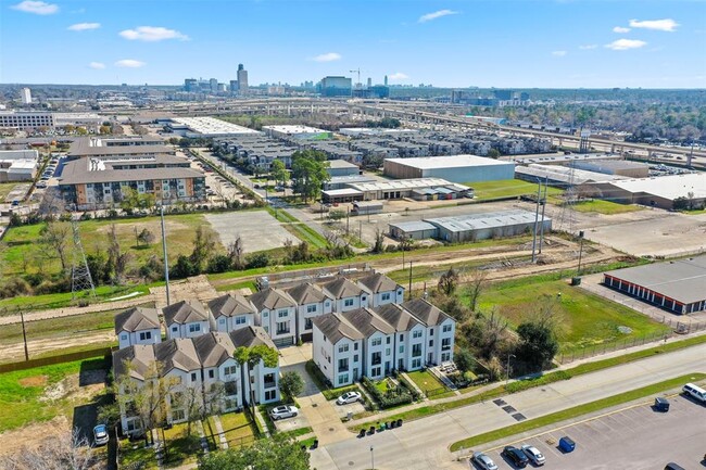 Building Photo - 1136 Wycliffe Dr