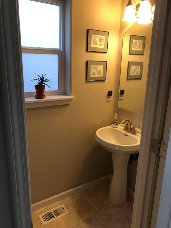 Building Photo - Charming Home in Terrific Central Location