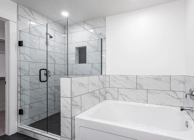 Building Photo - Stunning 3 Bedroom in Beautiful Desert Color Community