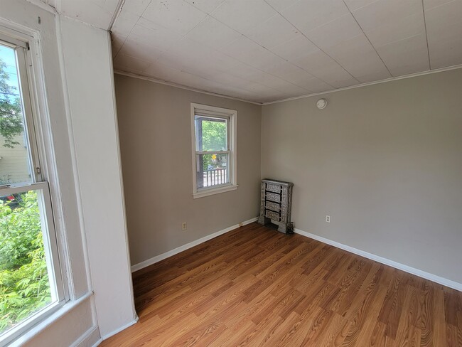 Building Photo - 304 S Winooski Ave