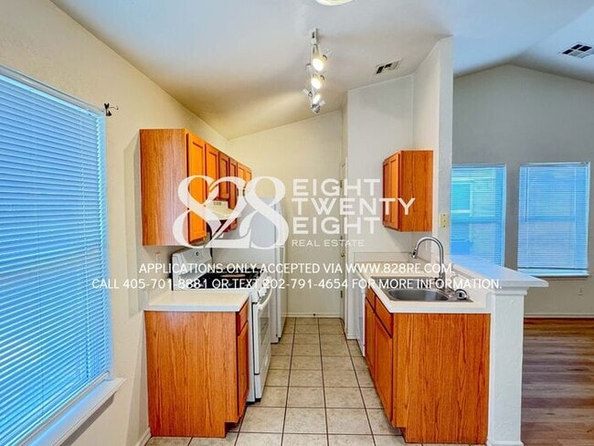 Building Photo - ADORABLE East Norman 3 Bed/2 Bath Duplex Available NOW in Eastridge!