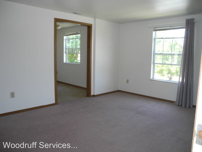 Building Photo - 609 E Campus Dr