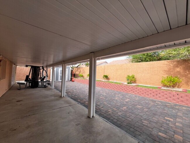 Building Photo - Stylish & Solar-Powered 5-Bed Gem with Vau...