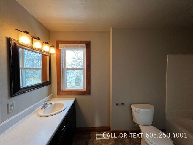 Building Photo - 4 Bedroom 2 Bathroom w/ Single Stall Garag...