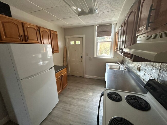 Building Photo - Newly Renovated 2 Bedroom 1.5 Bath in Dormont!