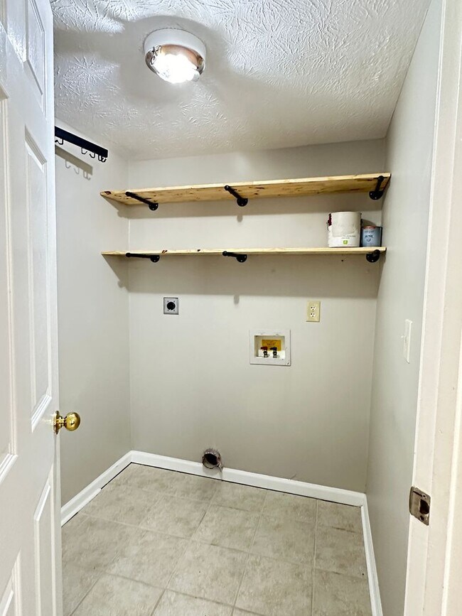 Building Photo - Beautiful 3 BR, 2.5 Bath House in Georgetown! Open Layout, Fenced Backyard, Attached Garage