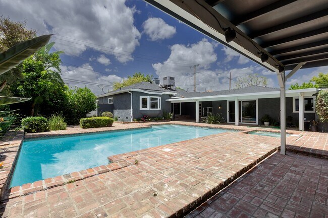 Building Photo - Spacious 5-Bedroom, 3-Bath Home with Pool ...