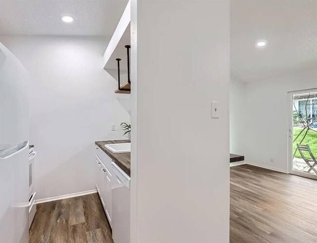 Building Photo - 1301 Hollow Creek Dr